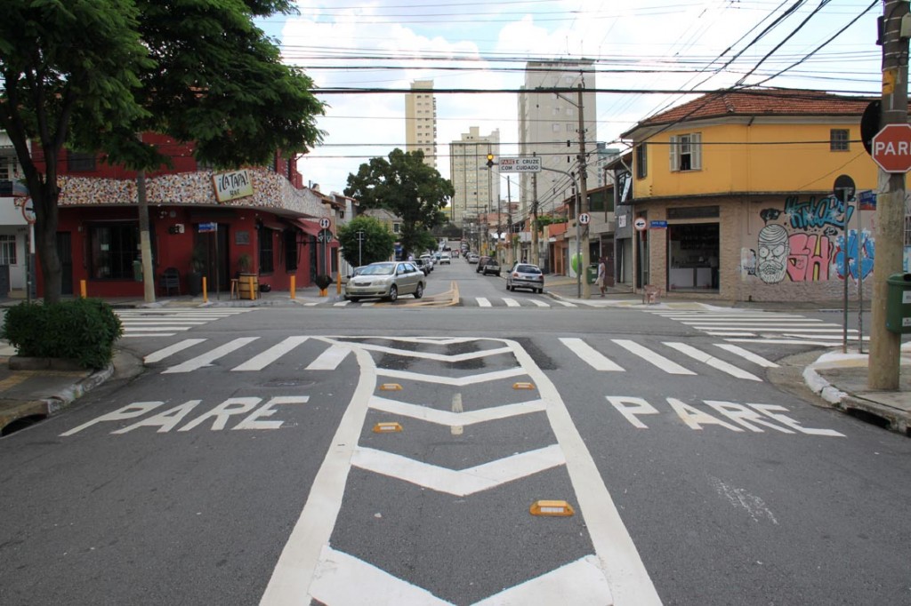 Imagem do cruzamento perigoso na Rua Serra de Botucatu