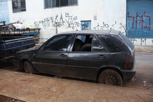 Na Rua Cururipe, no Carrão, o Fiat Tipo foi deixado com o vidro aberto e os faróis quebrados