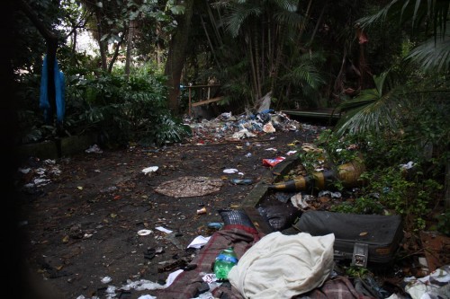Sem definição da Prefeitura, terreno acumula lixo e barracas de “invasores”
