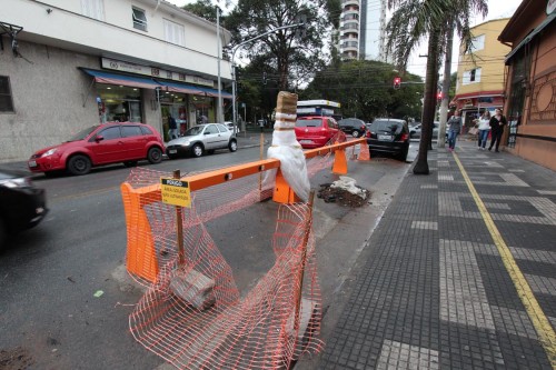 Além de retirar as vagas de estacionamento, os moradores dizem que a estação do Bike Sampa também atrapalhou o trânsito na Rua Euclides Pacheco