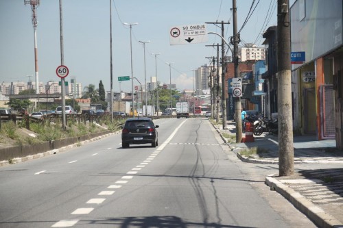 Em vários trechos de avenidas, como a Aricanduva, poucos respeitam os 60 km/h
