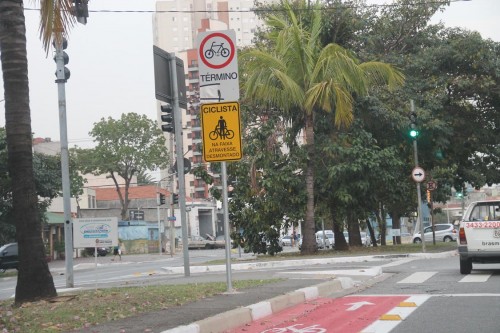 Placa indicativa na Avenida Vereador Abel Ferreira de término da ciclofaixa