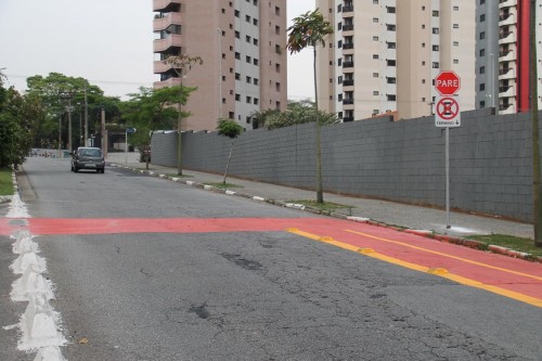 Placas indicam término de proibido estacionar e preferência de travessia ao ciclista na Rua Antonio Alves Barril
