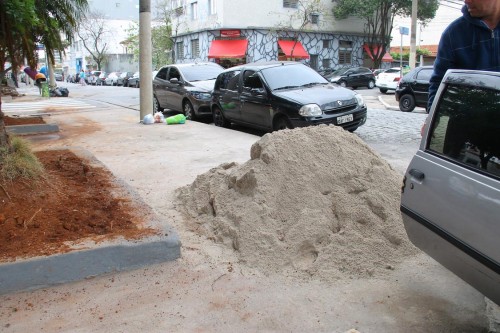 Monte de areia compromete a acessibilidade da praça