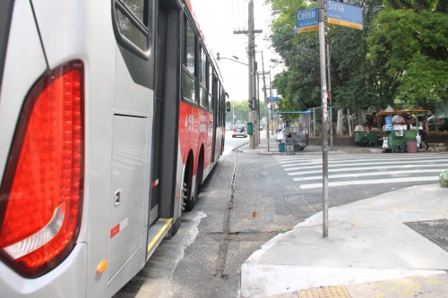 Moradores e motoristas reclamam de dificuldade de cruzar a Avenida Celso Garcia