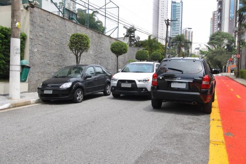 Em alguns pontos, motoristas ficam “espremidos” na Rua Antônio Daminello e se arriscam