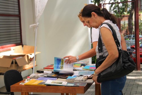 As pessoas que foram até a feira puderam adquirir obras clássicas, livros infantis e best sellers