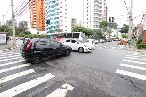 Risco de acidentes é constante na Rua Emilio Mallet esquina com a Rua Francisco Marengo