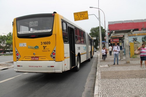 Ponto foi colocado muito próximo da esquina com a Rua Monte Serrat