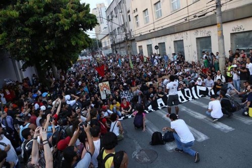 Cerca de 800 pessoas reuniram-se na Praça Silvio Romero antes de definirem o trajeto