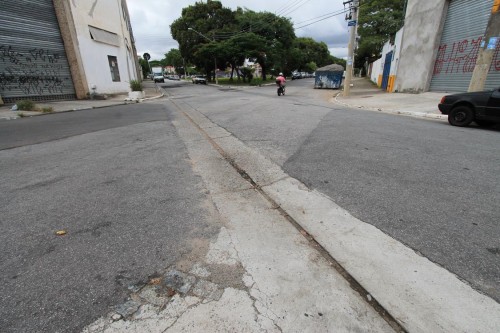 Valeta com a Rua Caripunas também continua sem sinalização