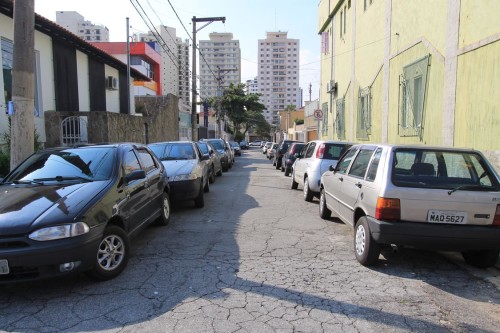 Na Rua Arapanema dois carros em sentidos opostos jamais conseguem trafegar juntos na rua, que é de mão dupla