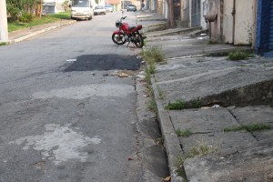 A Sabesp esteve na Praça General Azevedo Costa e cobriu a tampa do bueiro