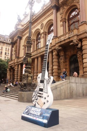 Com 2,5 metros de altura, as guitarras estão espalhadas por dez pontos diferentes da cidade