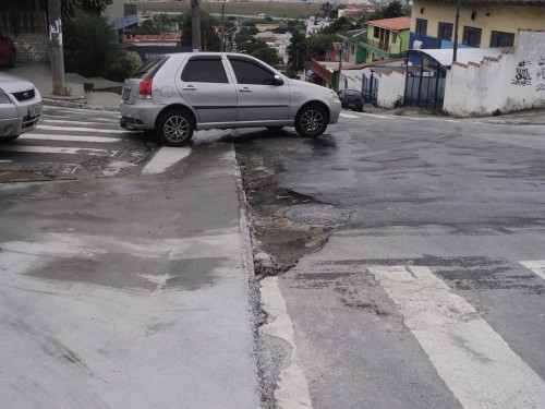 Na Rua Benedito Coelho Neto o asfalto está incompleto e não há canaletas