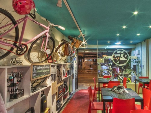 O Bike Café Aro 27, em Pinheiros, oferece loja, oficina, lanches e banho