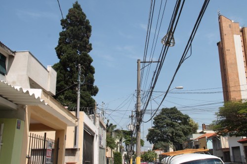 Cabo abaulado se mistura com fios soltos e emaranhados no poste
