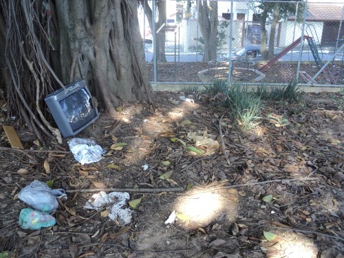 Alguns moradores ainda estão usando a praça como depósito de lixo e objetos