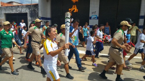 Letícia Leão conduziu a Tocha Olímpica na cidade de Itapagé, no Ceará