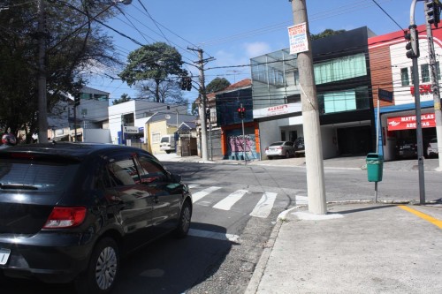 Enquanto semáforo fecha para quem está na Rua Emília Marengo, faixa da direita poderia ser liberada para entrar sentido centro
