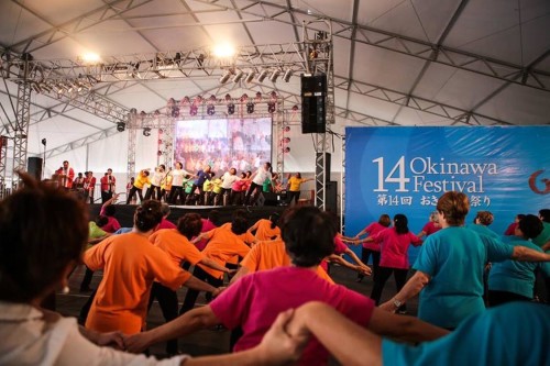 As pessoas também tiveram a oportunidade de relaxar ao realizar exercícios