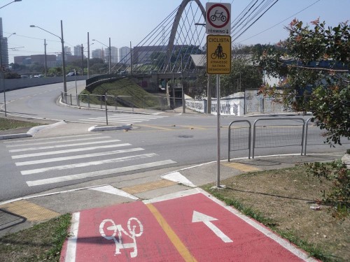 Antes do Complexo Viário Padre Adelino ciclista tem de descer da bike e seguir a pé