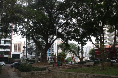 A Praça Ituzaingó, no Tatuapé, guarda um certo ar bucólico