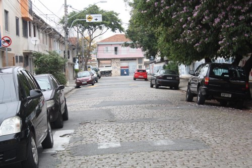 Na Rua Francisco Machado de Campos nem a faixa de pedestres escapou 