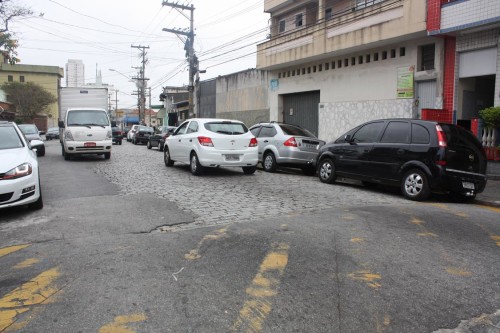 Rua Serra de Botucatu entre as avenidas Conselheiro Carrão e Aricanduva