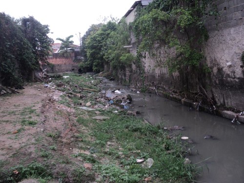 Córrego está há anos sem receber a ação de desassoreamento e o lixo só aumenta