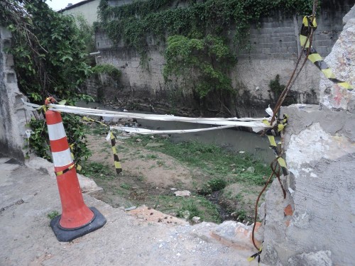 Engenheiros da Subprefeitura Mooca quebraram muro no final da rua e não fizeram serviço