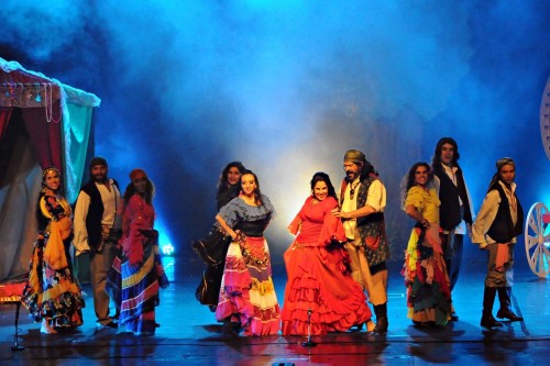 O espetáculo traz, em dois atos, a cultura, a magia e a sensualidade da cultura cigana