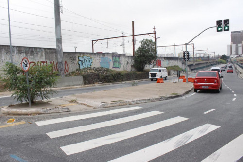 Viaduto Antonio de Paiva Monteiro tenta desafogar trânsito da Avenida Radial Leste