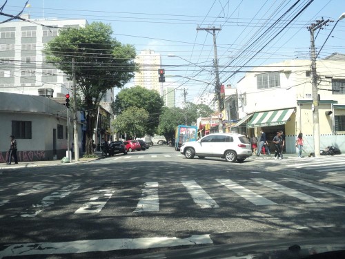 Abaixo-assinado vai pedir a proibição de estacionamento na Rua Cesário Galeno