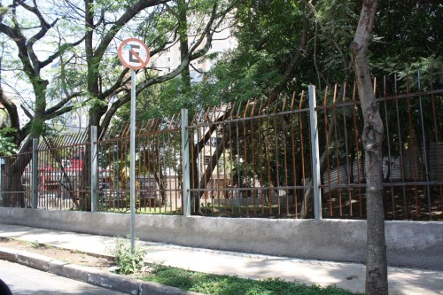 Gradil entre as ruas Tijuco Preto e Apucarana já foi instalado