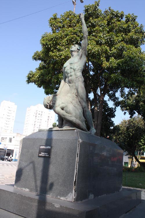 Fendas nos módulos do Monumento Índio Ubirajara