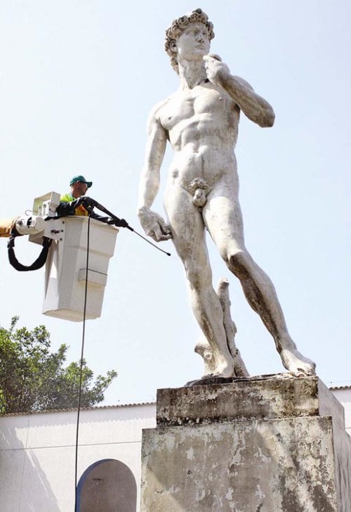 Foto da estátua de Davi sendo lavada no ano de 2012