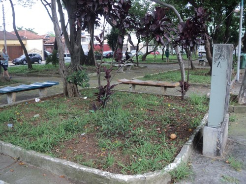  A Praça Cel. Sandoval de Figueiredo tem apenas terra em canteiros e foi impermeabilizada