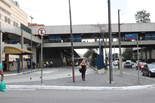 Estação criada paralela à da rede ferroviária, hoje lugar tem um shopping de cada lado e vários serviços