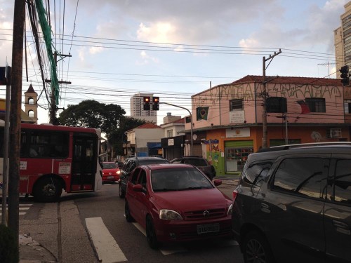 Cruzamento complicado também entre as ruas Antonio de Barros e Azevedo Soares