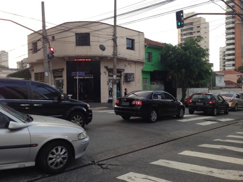 Cruzamento parado entre as ruas Francisco Marengo e Azevedo Soares