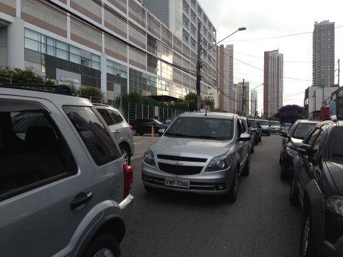 Fila de carros na Rua Antonio Camardo, entre as ruas Francisco Marengo e Monte Serrat