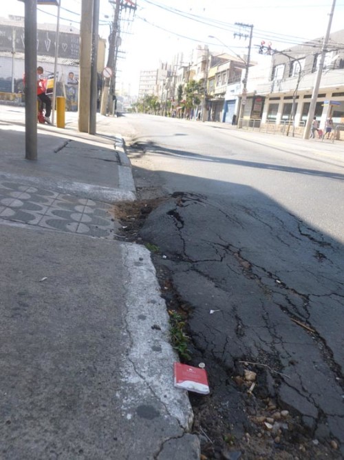  A péssima qualidade do asfalto está entre as principais reclamações de quem circula pela avenida