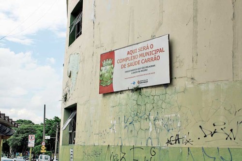  Placa indica há mais de dois anos a instalação do complexo de saúde
