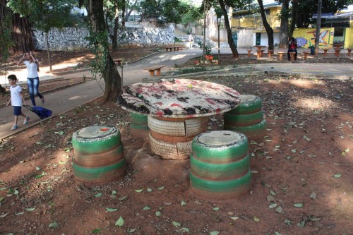 Além da sujeira, frequentadores puseram fogo na mesa de madeira com bancos de pneus