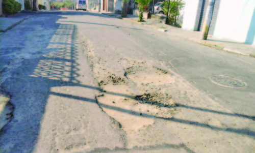A Rua Isabel Redentora precisa ser recapeada por conta de tantos buracos